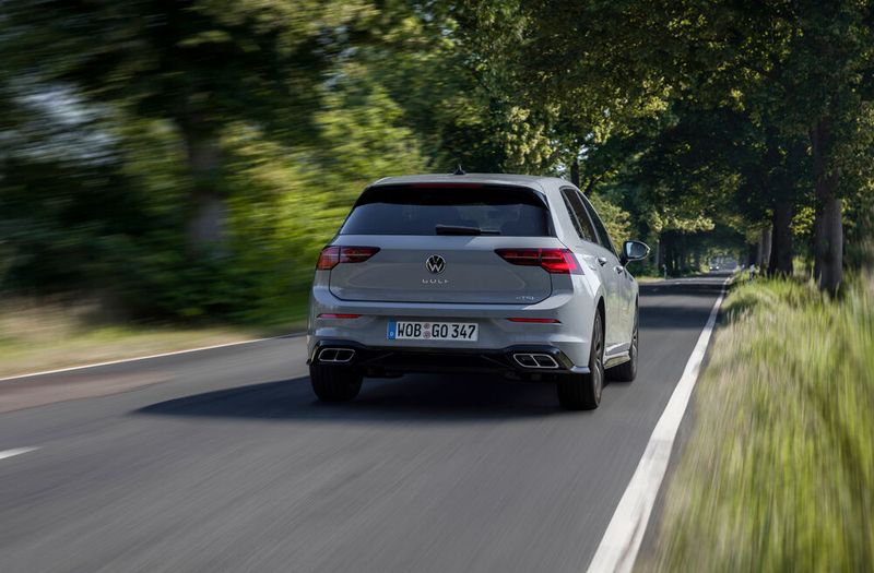 Überdies verhilft der Startergenerator dem Golf eTSI zum Segeln, er schaltet also bei gleichmäßig entspannter Fahrt für kurze Zeit den Motor automatisch ab. (Bild: VW)