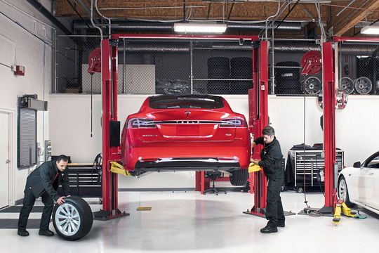 Mit ihrer cleanen Optik ähneln die Tesla-Service-Center den Shops der Marke. Ölflecken sind ja auch nicht zu befürchten. Mit ihrer cleanen Optik ähneln die Tesla-Service-Center den Shops der Marke. Ölflecken sind ja auch nicht zu befürchten.