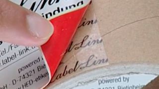 Automatischer Spleißprozess am Ende einer Etikettenrolle mit „LabelLink“-Spleißband. (Jetterx)