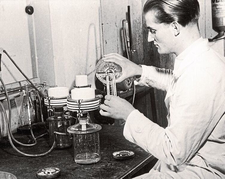 Laboralltag in den 1960iger Jahren: Universalapparatur für Arbeiten mit kleinen Substanzmengen nach C. A. Dubbs (Sartorius)