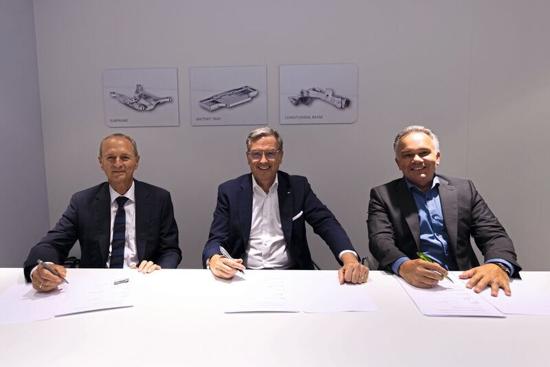 Vertragsunterzeichnung, von links: German Wankmiller, CEO Grob-Werke, Jochen Weyrauch, CEO Dürr AG, Martin Drasch CEO, Manz AG.