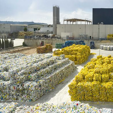 Eines der weltweit 13 Alpla-Recyclingwerke, das durch mechanisches Recycling die Basis für kreislauffähige Verpackungen von morgen legt. (Bild: Alpla)