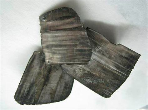 Übliche Lithium-Ionen-Akkus könnten durch Feststoffakkus ersetzt werden, die viele Vorteile mit sich bringen. Das Mineral Lithiumgranat (LLZO) (Symbolbild) ist nach Ansicht von Wissenschaftlern dazu geeignet, den Weg der Feststoffakkus zu bahnen. Hier mehr dazu ...(Bild:  Mineralkenner)