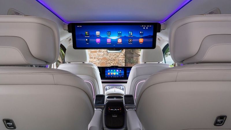 Für die hinteren Sitzreihen bietet Mercedes gegen Aufpreis ein außergewöhnliches Entertainment-Paket an. Ein Panorama-Bildschirm im Riesenformat von 31,3 Zoll und mit 8K-Auflösung fährt per Sprachbefehl aus dem Dachhimmel. (Bild: Mercedes-Benz)