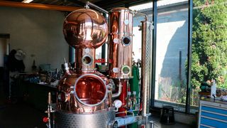 Die Brennereianlagen von Müller sind ein echter Hingucker. Aber nicht nur deshalb werden sie inzwischen in alle Welt verkauft. Eine Trumpf-Akkuschere hilft bei der Herstellung. (Bild: Trumpf)
