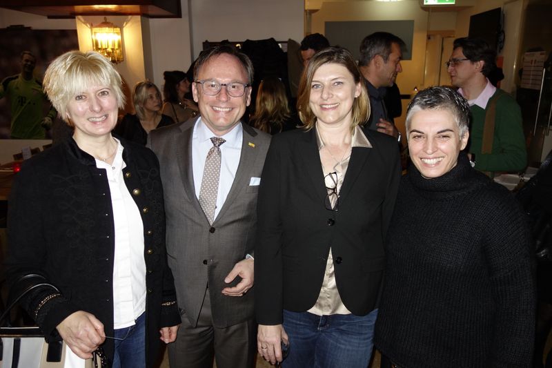 Andreas Keck, FDP, umringt von (v. l.) Gesa Grünewald, gigi GbR, Caroline Hannig-Sachon, chs communications, und Katarina Marevic Schmieder, Formillu. (Bild: IT-BUSINESS)
