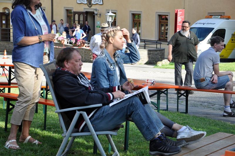 Am Rande der Piste hatten sich zahlreiche Zaungäste versammelt. (Grimm/»kfz-betrieb«)
