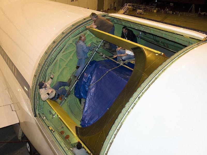 Techniker bei Wartungsarbeiten am Hauptspiegel von SOFIA (NASA)