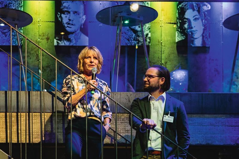 Chefredakteurin Ute Drescher und Chefredakteur Benedikt Hofmann begrüßten gemeinsam die Teilnehmer an der Networkingveranstaltung am Vorabend.  (Bild: Stefan Bausewein)