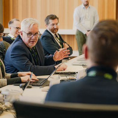 Viele gute Gespräche gab es bereits bei „Scale New Chemistry“ im März in Berlin. Frank Lerch, (Dritter von links), FEW Chemicals aus Bitterfeld, ist als Mentor im Programm „Scale New Chemistry“.  (Bild: Ana Torres/ Forum Rathenau e.V.)