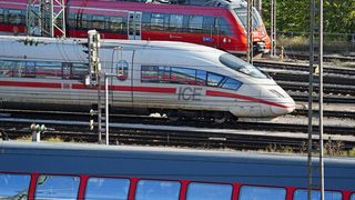 Experimentiert wird auch mit sogenanntem Öko-Diesel aus Altfetten. Denn auch mit Strom sind die Züge nicht sauber unterwegs.  (Bild: Auto-Medienportal.Net/Deutsche Bahn)