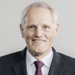 Titel, Name:Dr. Ulrich Schmidt Geburtsjahr, -ort: 1953 in Bevensen Funktion: Mitglied des Vorstands Firma: Beiersdorf AG  Ausbildung: Studium der Betriebswirtschafts und Volkswirtschaft in Kiel        Berufliche Laufbahn:        1984-1986 Direktor Treasury, Beiersdorf AG      1986-1988 Direktor Controlling      1989-1992 Corp.Vice President Materials Management      1992-1996 Corp.Vice President Corp.Development / M&A  1996-1999 Leiter Consumer Products Beiersdorf Ges mbH, Wien       1999-2010 Geschäftsführer Beiersdorf CEE Holding GmbH, Wien      Seit 2011 Mitglied des Vorstands Finanzen / Personal / Arbeitsdirektor               (Bild: Beiersdorf)