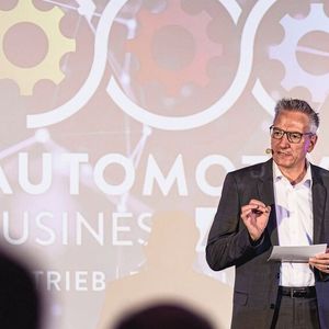 Wolfgang Michel, Chefredakteur von »kfz-betrieb«, erläuterte den Gästen, wie die Jury Jahr für Jahr zu ihrer Entscheidung kommt.(Bild:  Stefan Bausewein)