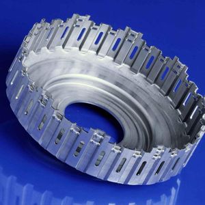 Auch Lamellenträger für automatische Getriebe werden von den Spezialisten bei GROB gefertigt