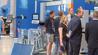 Die automatisierten Blechbearbeitungsmaschinen zogen bei der Hausmesse von Prima Power das Interesse vieler Besucher auf sich. (Itasse)