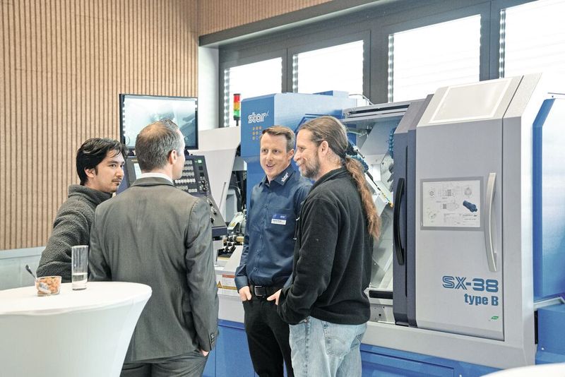 Rund 150 geladene Gäste nahmen an den Open Days teil und diskutierten über die Zukunft der Präzisionsfertigung, wie hier am Lang-/Kurzdrehautomaten (hybrid) «SX-38». (Bild: Nastassja Neumaier, VCG)