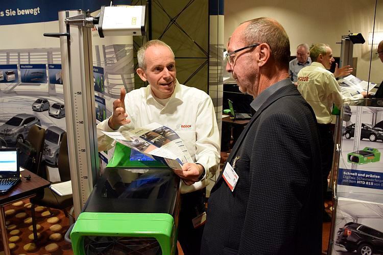 Scheinwerfereinstellgeräte – hier von Bosch – und Bremsenprüfstände waren die Top-Themen der begleitenden Fachausstellung. (Jan Rosenow/»kfz-bertrieb«)