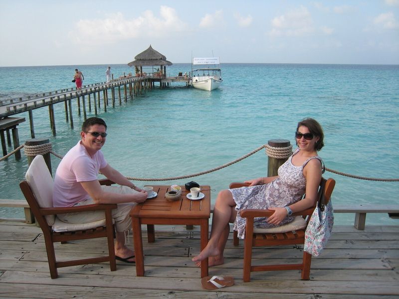 Thomas Giehl und Stefanie Buberl (beide Idkom) relaxen bei einer Tasse Kaffee. (Archiv: Vogel Business Media)