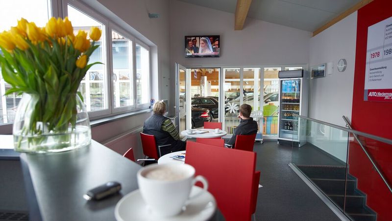... hausgemachten Kaffee und Kuchen in der Niedermayer-Cafeteria ... (Bild: Auto Niedermayer)