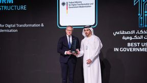 World Government Summit 2026: Bundesdigitalminister Dr. Karsten Wildberger nimmt die Auszeichnung für den Einsatz von KI in der Verwaltung stellvertretend für Deutschland entgegen. (Bild: © Woithe)