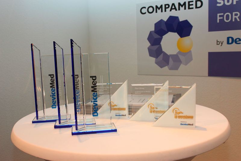 Messedienstag, 17 Uhr: Die Trophäen für den Devicemed-Award zur Compamed 2015 sowie für den Devicemed-Award für „Innovationen für die Medizintechnik“ stehen bereit. (Bild: Schäfer)