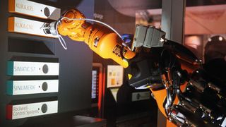 Für bewährte Steuerungswelten wie Siemens oder Rockwell schafft das Kuka-Schnittstellen-Paket mxAutomation ein natives Interface für die nahtlose Integration. (Bild: Kuka)