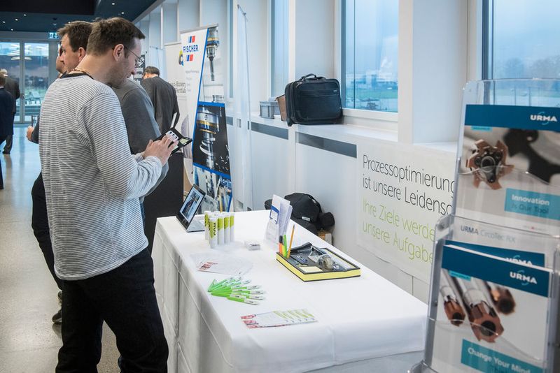 Der Kongress und die Tischmesse im Foyer boten einen angenehmen Rahmen für Gespräche und das Networking. (Thomas Entzeroth)