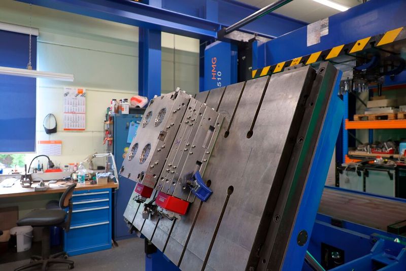 Der Untertisch der Tuschierpresse HMG 70XS1510 lässt sich vor die Anlage fahren und neigen. Damit kann der Werkzeugbauer alle Partien des Werkzeugs bequem erreichen und ermüdungsfrei arbeiten.  (Bild: Maschinenmarkt/rw)
