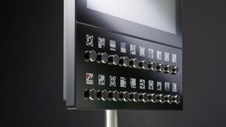 HMI geht neue Wege: Mit dem Digital Label System (DLS) können Maschinensteuerungen je nach Anwendung immer wieder umgeschrieben werden, indem Tasten und E-Paper miteinander verknüpft werden. Die Funktionalität ändert sich bei Bedarf binnen Sekunden. (Kundisch)