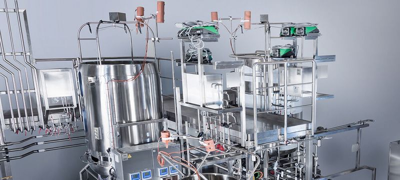Für einen weltweit tätigen Pharmakonzern automatisierte Zeta eine im eigenen Haus geplante und gefertigte Ansatzanlage aus Edelstahl sowie eine Filtrationsanlage eines Single-Use-Anbieters und integrierte beide Anlagen in das übergeordnete Prozessleitsystem. (Bild: www.derkrug.at,2017)
