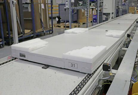 (Knoll konstruierte und lieferte neben den Fördersystemen und Montagearbeitsplätzen auch die Trägerplatten, die mit allen Wärmepumpen- Varianten kompatibel sind. Bild: Knoll)