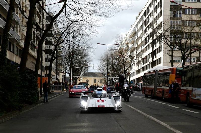 Audi R18 e-tron quattro Testfahrt in Le Mans am 25.3.2014: durch die Straßen von Le Mans (Bild: Audi Communications Motorsport)