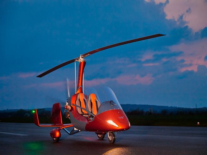 Red Dot Produktdesign 2018: Tragschrauber MTOsport von AutoGyro, Deutschland:  Schon im griechischen Mythos über Dädalus und Ikarus zeigt sich die Faszination, die das Fliegen auf den Menschen ausübt. In der modernen Luftfahrt oft nicht mehr spürbar, bietet der Tragschrauber MTOsport im Vergleich dazu ein unmittelbares Flugerlebnis. Dynamische Sportlichkeit verbindet sich bei diesem Modell mit einem emotionalisierenden Design. Seine elegante Formensprache steht im Einklang mit der hochwertigen Materialgebung. Dieser Tragschrauber ist aufgrund seiner innovativen Konstruktion und dem Einsatz von Carbon für die modular aufgebaute Verkleidung außerordentlich leicht. Auch in aerodynamischer Hinsicht optimiert, bietet er mit einem Leergewicht von, je nach Ausstattung, 245 bis 295 kg hervorragende Flugeigenschaften. Er lässt sich intuitiv bedienen, leicht manö-vrieren und erreicht dabei mit einem leistungsstarken Rotax-Motor maximale Geschwindigkeiten von bis zu 185 km/h. Zu den Qualitäten des Tragschraubers gehören auch ein ergonomisch ausgereifter Sitzkomfort und weitere funktional überzeugende Details, so lassen sich etwa die Steuerpedale verstellen und optimal anpassen. Durch die vielfältigen Möglichkeiten der Individualisierung zwischen Minimalismus und Vollausstattung bis hin zu hochwertig verarbeiteten Ledersitzen mit Sitzheizung und Lordose-Stütze wird jedes Modell zum Einzelstück – für den perfekten Genuss der intensiven Eindrücke, die der Tragschrauber MTOsport zu bieten vermag. Begründung der Jury: Dem alle Sinne ansprechenden Design des Tragschraubers MTOsport gelingt die Kunst der Verführung. Er begeistert mit seiner sanft geschwungenen Linienführung sowie einer exzellenten Qualität in jeder Hinsicht. Alle Details wurden optimal aufeinander abgestimmt. Im Interieur faszinieren die Bedienelemente wie auch die ergonomisch perfekten Sitze. Dieser Tragschrauber bietet ein phantastisches Flugerlebnis mit einem eindrucksvollen Open-Air-Feeling.  (Bild: Red Dot/AutoGyro)