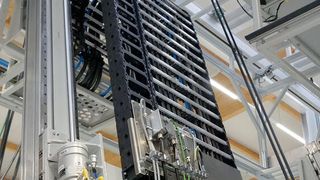 In den Befüllanlagen von SAT Anlagentechnik kommen Energieketten der Serie Uniflex Advanced 1995 zum Einsatz. 
 (Bild: Tsubaki Kabelschlepp)