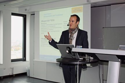 Florian Benne, Produkt-Marketing-Manager bei VMware, erläutert die Highlights von vSphere und der Management-Suite vCenter so anregend, dass die Teilnehmer die Mittagspause mehrmals verschoben. (Archiv: Vogel Business Media)
