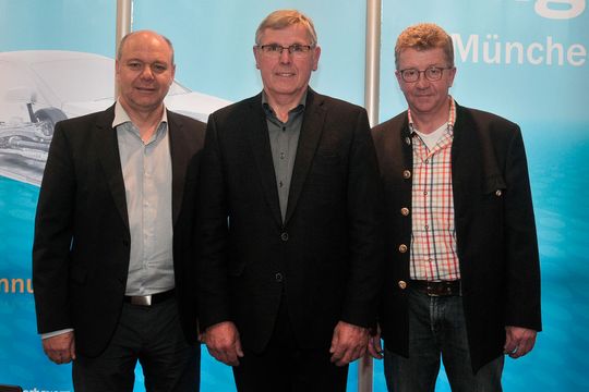 Neues Führungsteam der Kfz-Innung München-Oberbayern: Obermeister Johann Bader (Mitte) und seine beiden Stellvertreter Heinrich Nadler (li.) und Hans Maier.(Bild:  Zietz)