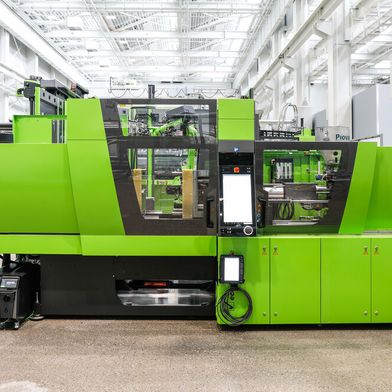 Das ist das Herzstück für die Herstellung von Leichtbau-Drohenrotoren aus thermoplastischem CFK: Die Spritzgießmaschine Victory 120 von Engel. (Bild: Engel)