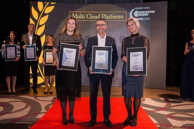 In der Kategorie Multi Cloud Platforms haben Andreas Ludwig für die Open-Source-Organisation OpenStack (Silber), für VMware (Gold) Horst Robertz und für Microsoft (Platin) Linda Egert die Preise in Empfang genommen.  (Bild: artful rooms / VIT)