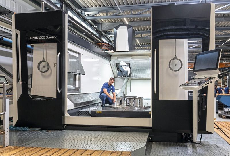 Für die Bearbeitung von Großbauteilen hat DMG Mori bei ACTech eine DMU 200 Gantry mit 4.000 Millimeter Verfahrweg in der X-Achse installiert.(Bild:  DMG Mori)