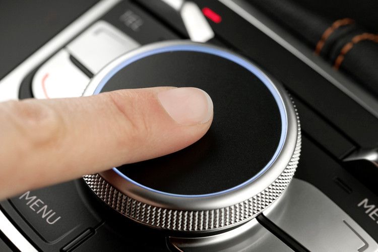 ... indem er den gewünschten Buchstaben auf dem Touchpad „schreibt“. (Audi)