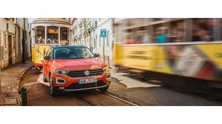 Der neue VW T-Roc soll mit frischen Farben, auffälligem Design und moderner Technik das Segment der Kompakt SUVs um Kia Stonic, Opel Mokka und Hyundai Kona aufmischen.  (VW)