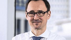 "Der Engpass ist selten die KI selbst, sondern die Frage, wo Intelligenz sinnvoll in bestehende Prozesse integriert werden kann. Wenn KI nur ‚neben' der Maschine arbeitet, bleibt der Nutzen begrenzt", sagt Dr. Andreas de Jonge, CEO der de Jonge GmbH.  (Bild: de Jonge)