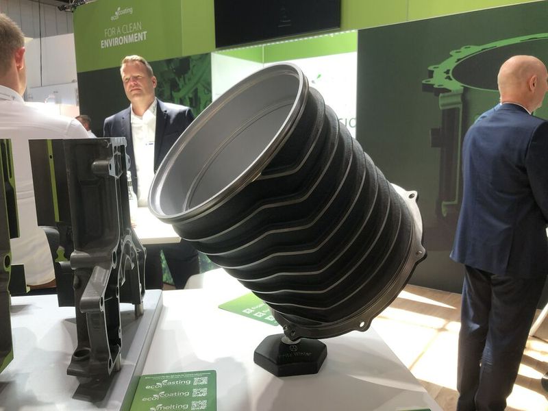 Die Eco-Casting-Komponenten bestechen durch eine hohe Funktionsintegration bei gleichzeitiger Leichtbauweise, die für E-Motoren entscheidend ist. Trotz dieses geringen Gewichts weisen die Bauteile eine hohe dimensionale Stabilität auf.  (Bild: Vogel Communications Group/Juliana Pfeiffer)