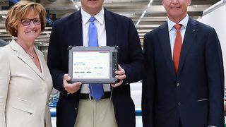 Mehr Power für Faserverbundbranche: Lamilux investiert im Heimatort Rehau in neue Fertigung und Bürogebäude 20 Mio. Euro. Hoher Besuch war bei der Einweihung zugegen (von links): Lamilux-Geschäftsführerin Dr. Dorothee Strunz, Bayerns Finanzminister Dr. Markus Söder und Lamilux-Geschäftsführer Dr. Heinrich Strunz. (Bild: Lamilux)