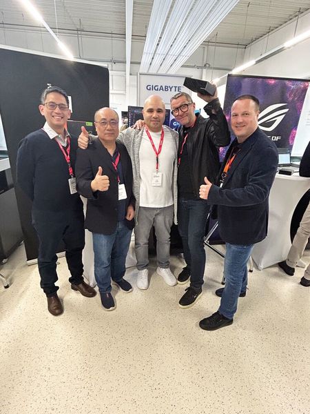 Gute Laune in der großen Männerunde auf dem Gigabyte-Stand: (v. l.) Arno Ruang, Jackson Watt, Ole Saleh, Frank Bösser und Christian Marre (Bild: Vogel IT-Medien GmbH)