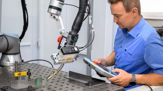 Mit der Funktion „Smart Seam Tracking“ von Trumpf lässt sich der neue Schweißroboter innerhalb weniger Sekunden programmieren. Das sei elbst bei komplexen Bauteilen so schnell möglich. Das entlastet die Mitarbeiter und wirkt dem Fachkräftemangel entgegen, heißt es.  (Bild: Trumpf)