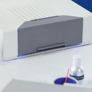 Abb. 1b: Die Belichtung der Präparate mit UV-Licht im UV-Ofen.
