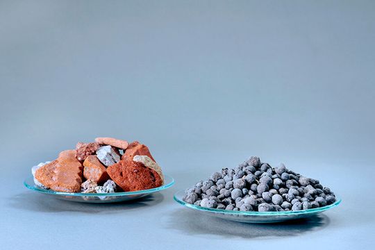 Leichtgranulate (rechts) aus Bauabfällen besitzen erhebliche ökologische und ökonomische Vorteile. (Bild:  Bundesanstalt für Materialforschung und -prüfung)