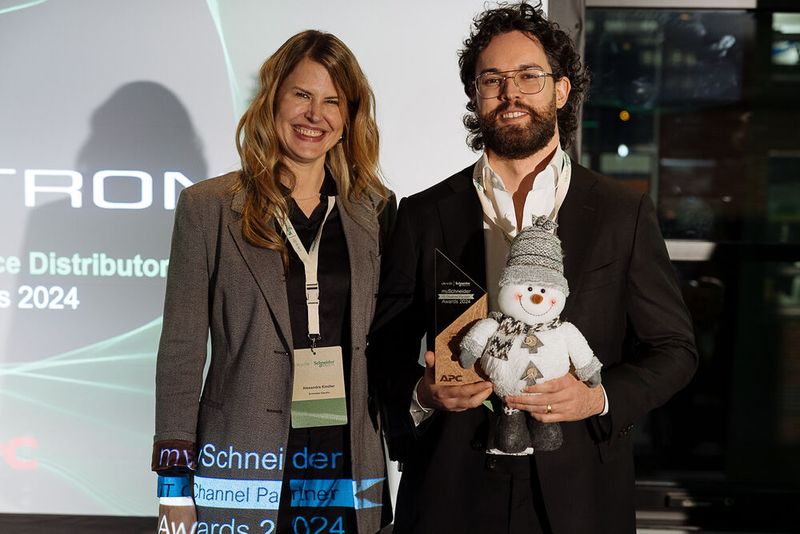 Mario Trlaja (Alltron) nimmt den Award für den Best Performance Distributor entgegen. (Bild: Schneider Electric)