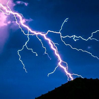 Die deutsche Elektro- und Digitalisierungsindustrie steht unter Hochspannung. Denn nachdem man sich einige Probleme vom Hals schaffen konnte, klagt man nun über einen permanenten Aufttragsmangel. Und ein Ende sei kaum abzusehen ... (Bild: Zischel)